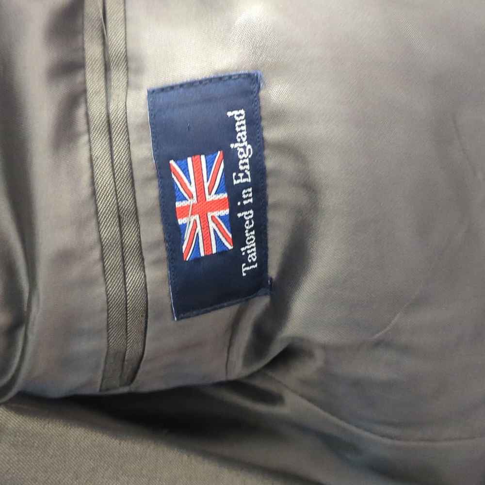 Suit - Picture 5 of 6